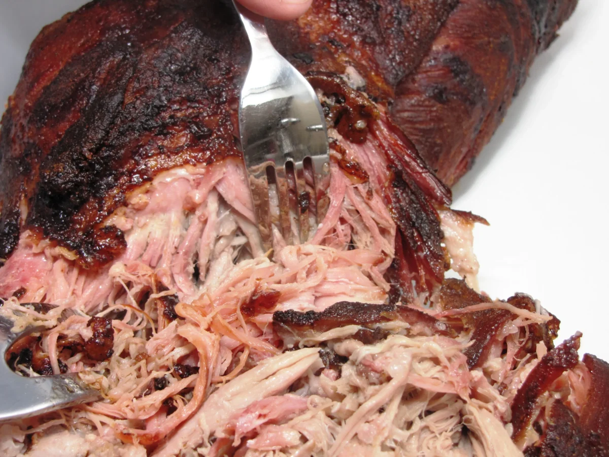 how to keep pulled pork warm and moist before serving
